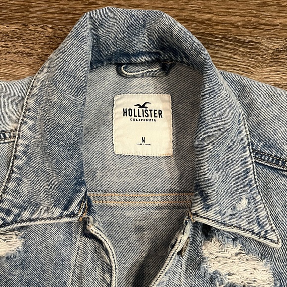 Hollister | Distressed Cropped Denim Jacket in Light Wash Size Medium - Picture 5 of 6